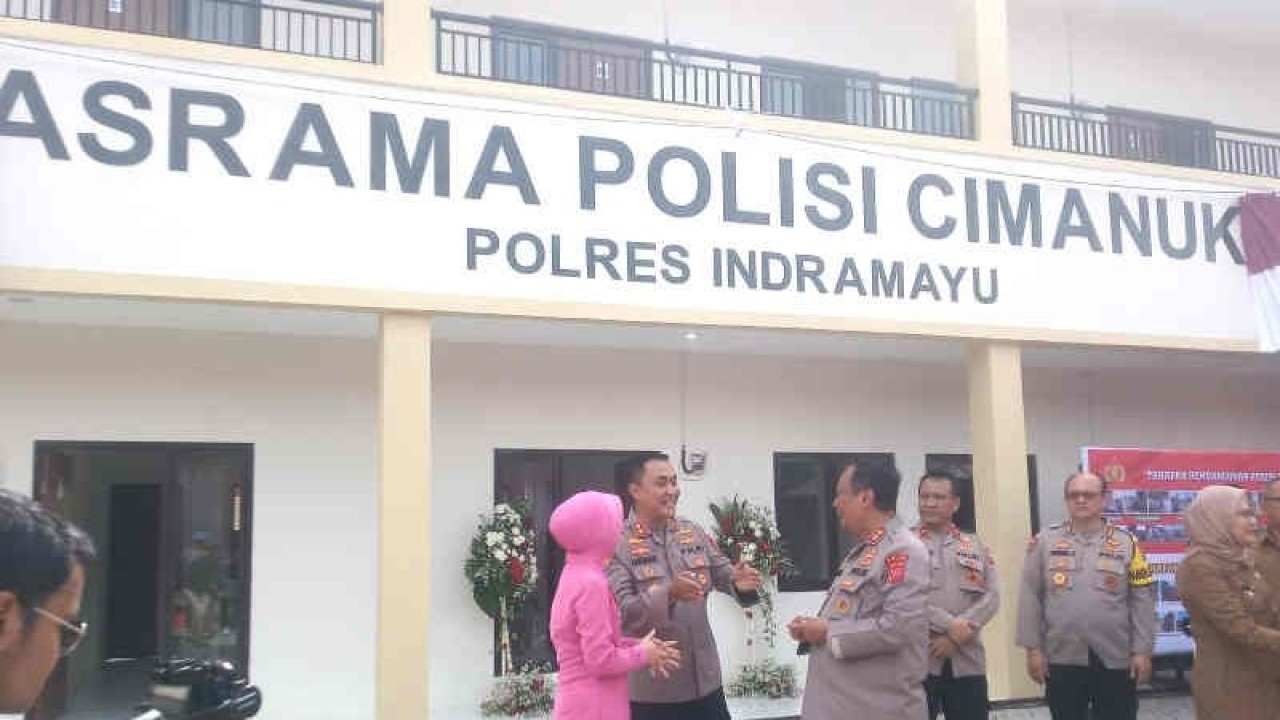 Kapolda Jabar Irjen Pol Suntana (ketiga kiri) berbincang dengan Kapolres Indramayu AKBP Lukman Syarif saat peresmian Asrama Polisi Cimanuk di Indramayu, Jawa Barat, Selasa (3/1/2023). (ANTARA/Khaerul Izan)