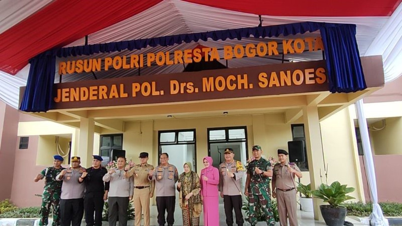 Peresmian rusun Polri di Jalan Cibalagung, Kelurahan Pasirjaya, Kecamatan Bogor Barat, Kota Bogor oleh Kapolda Jawa Barat Irjen Pol Suntana (keenam dari kanan) itu dilaksanakan langsung di depan halaman rusun, Senin (2/1/2022) pagi, bersama Kapolresta Bogor Kota Kombes Pol Susatyo Purnomo Condro, Kapolres Bogor AKBP Iman Imanudin, Wali Kota Bogor Bima Arya Sugiarto dan istri serta perwakilan keluarga Jenderal Sanoesi.  (ANTARA/Linna Susanti)