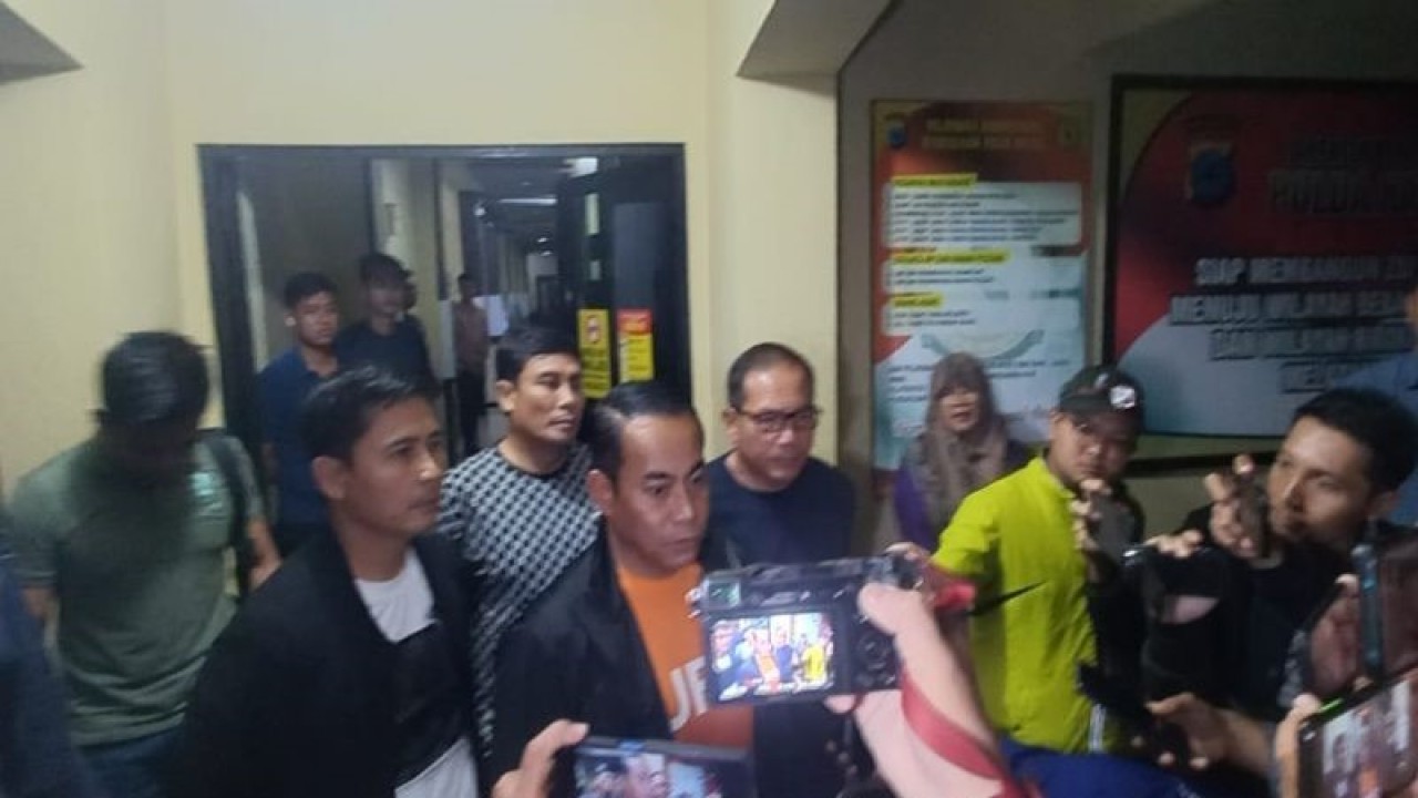 Kapolda Kalimantan Selatan Irjen Pol Andi Rian R Djajadi memberikan keterangan kepada wartawan terkait peristiwa kebakaran di gedung Biro SDM Polda Kalsel, Rabu malam. ANTARA/Firman.