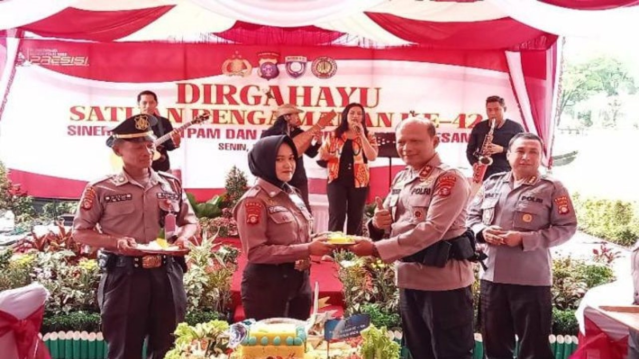 Kapolda Kalteng Irjen Pol Nanang Avianto menyerahkan nasi tumpeng kepada anggota Satpam termuda yang dinas di sebuah perusahaan yang ada di provinsi setempat pada HUT Satpam ke-42 yang digelar di Palangka Raya, Senin (30/1/2023). ANTARA/Adi Wibowo