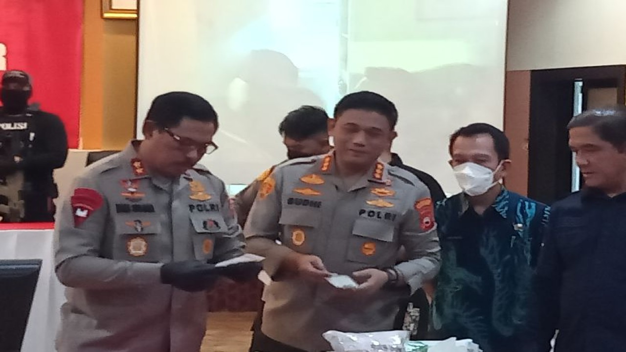 Suasana rilis 43,6 kilogram sabu-sabu dan puluhan ribu pil ekstasi sebagai barang bukti yang dirilis di Mapolrestabes Makassar, Kamis (12/1/2023). Antara / Suriani Mappong