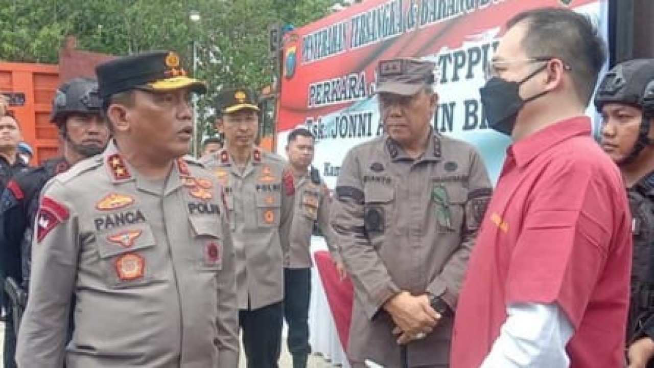 Kapolda Sumut Irjen RZ Panca Putra Simanjuntak (kiri).