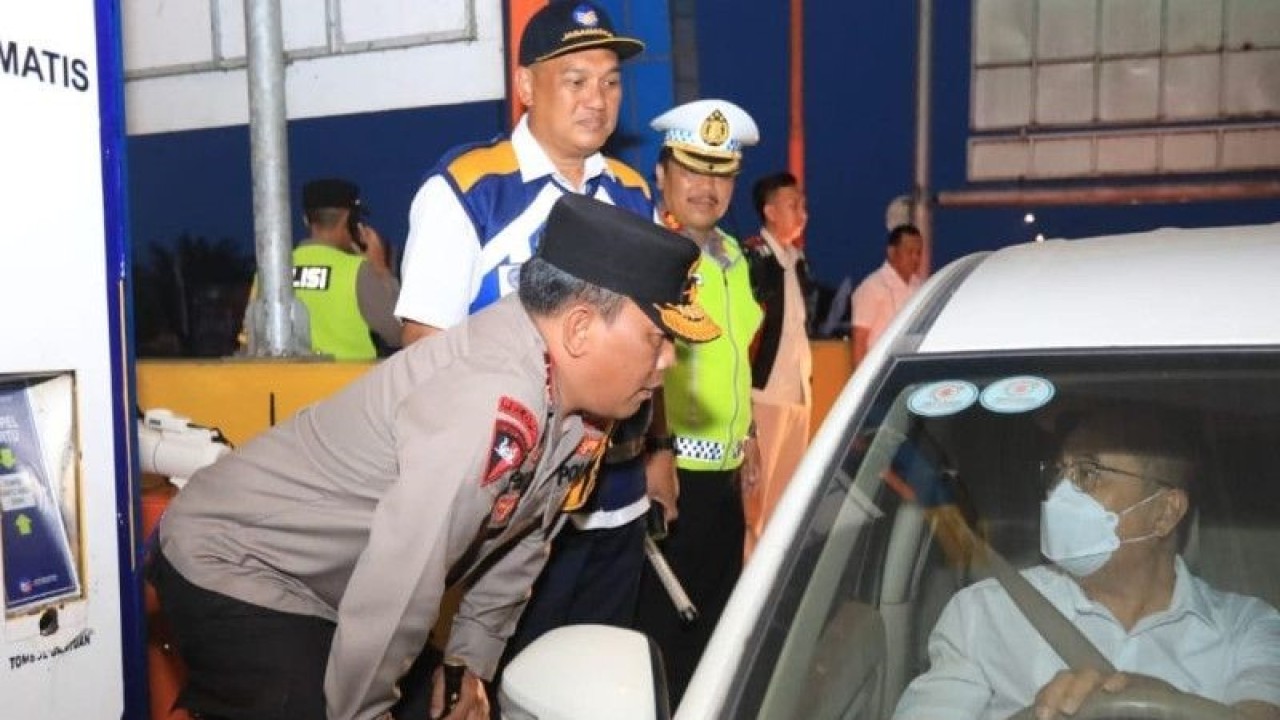 Kapolda Sumatera Utara Irjen Pol RZ Panca Putra Simanjuntak (kiri) menanyakan kepada pengemudi mobil pribadi, saat melintasi ruas Tol Sinaksak-Dolok Morawan. ((ANTARA/HO/Humas Polda Sumut).)