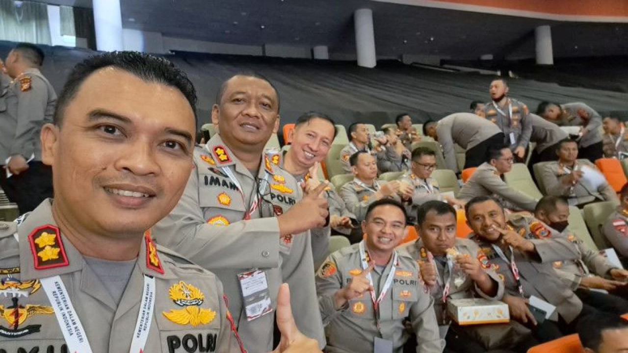 Kapolres Bengkayang (di depan) melakukan swafoto bersama rekannya saat mengikuti Rakoernas Kepala Daerah dan Forkopimda se-Indonesia di Bogor (ANTARA/Doc.Pribadi)