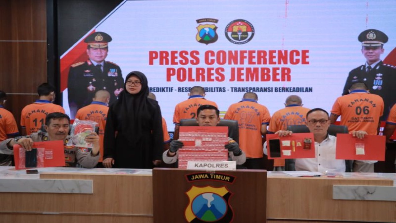 Kapolres Jember AKBP Hery Purnomo menunjukkan barang bukti narkoba dalam konferensi pers yang digelar di Mapolres Jember, Senin (9/1/2023). ANTARA/HO-Polres Jember