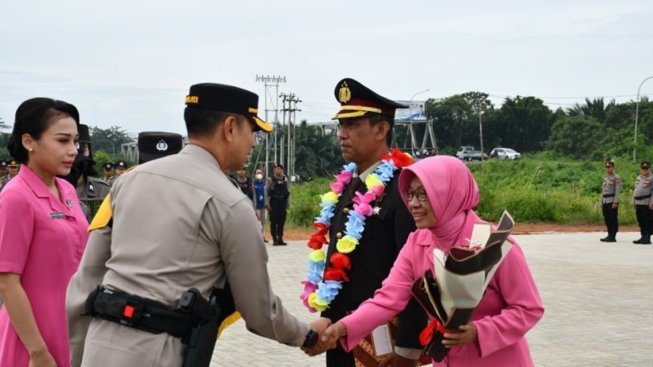 Kapolres Kubu Raya beserta istri memberikan penghargaan kepada personel Polres Kubu Raya yang berprestasi (ANTARA/Rendra Oxtora)