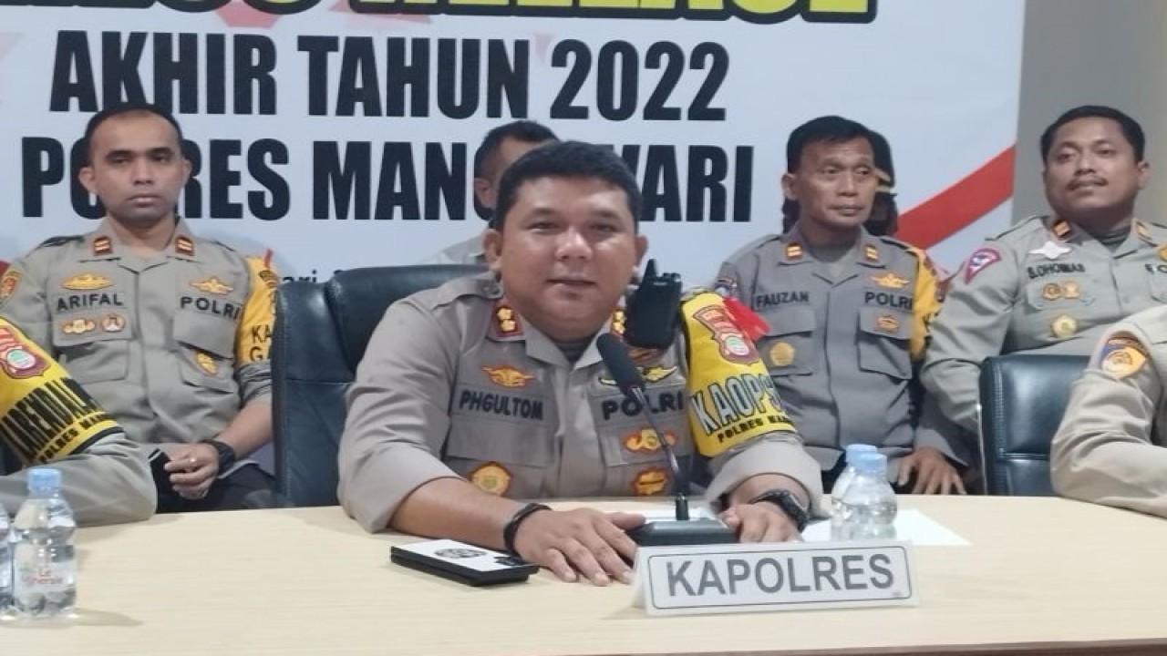 Kapolres Manokwari AKBP Parasian Herman Gultom. (ANTARA/Tri Adi Santoso)
