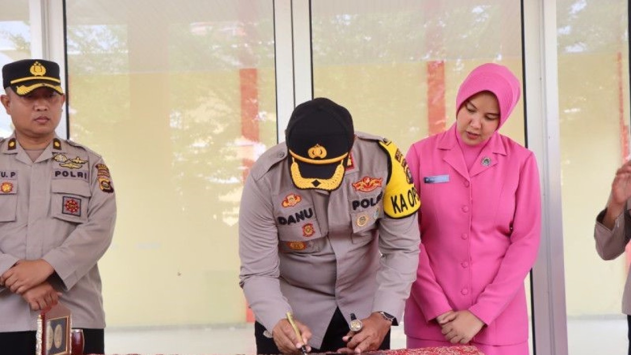 Kapolres OKU menandatangani prasasti peresmian enam bangunan fasilitas pelayanan masyarakat, Kamis. (ANTARA/Edo Purmana/23)