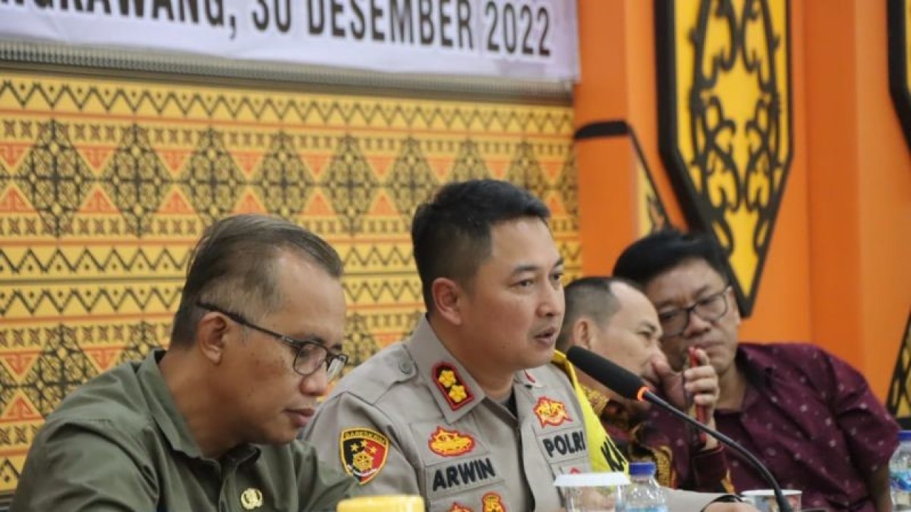 Kapolres Singkawang, AKBP Arwin Amrih Wientama memberikan keterangan pers kepada sejumlah wartawan di Singkawang (ANTARA/Rudi)