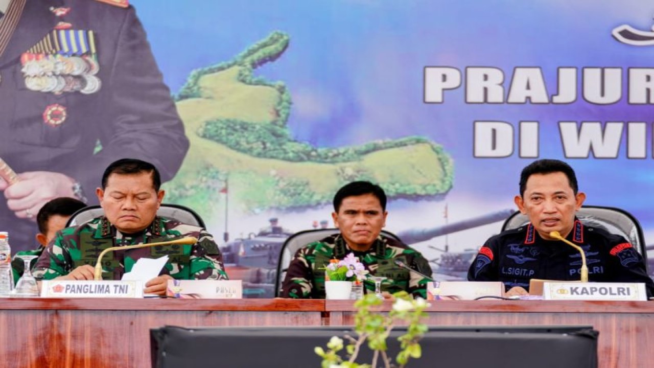 Kapolri Jenderal Pol. Listyo Sigit Prabowo dan Panglima TNI Laksamana Yudo Margono dalam kunjungan kerjanya memberikan arahan kepada personel TNI-Polri di Provinsi Papua, Senin (9/1/2023). (ANTARA/HO-Divisi Humas Polri)