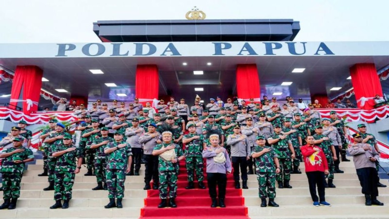 Kapolri Jenderal Polisi Listyo Sigit Prabowo bersama Panglima TNI dan tiga Kepala Staf TNI meresmikan gedung Polda Papua yang baru di Papua, Minggu, (8/1/2023). ANTARA/HO-Humas Polri