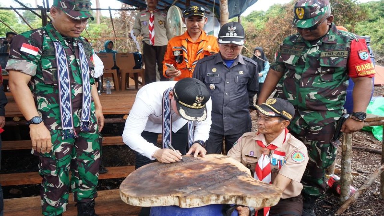 Wakil Bupati Kapuas Hulu Wahyudi Hidayat yang juga Ketua Kwarcab Pramuka Kapuas Hulu meresmikan dan membuka Bumi perkemahan Kirin Preya Desa Ujung Said Kecamatan Jongkong wilayah Kapuas Hulu Kalimantan Barat, Kamis (5/01/2023). ANTARA/HO-Prokopim Setda Kapuas Hulu. (Teofilusianto Timotius)