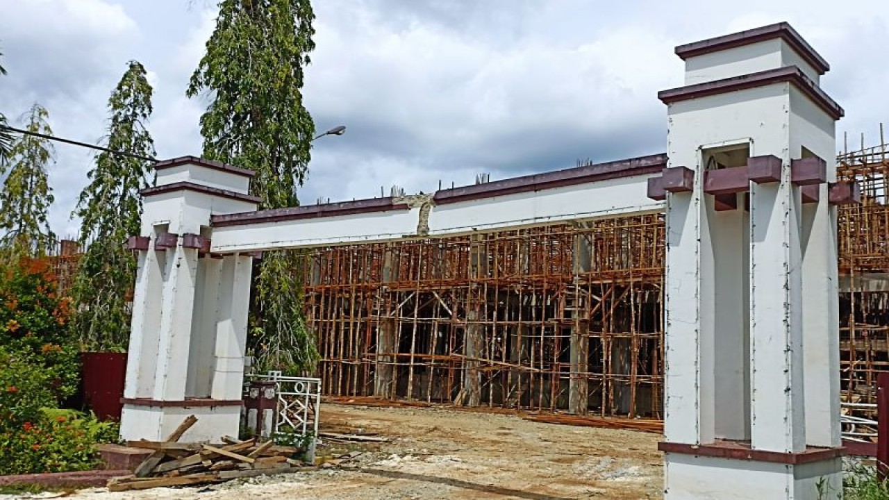 Proses pembangunan Kantor Bupati Kapuas Hulu yang akan dijadikan Kantor Pelayanan Satu Atap Pemerintah Kabupaten Kapuas Hulu Provinsi Kalimantan Barat, Rabu (11/1/2022). (ANTARA/Teofilusianto Timotius)