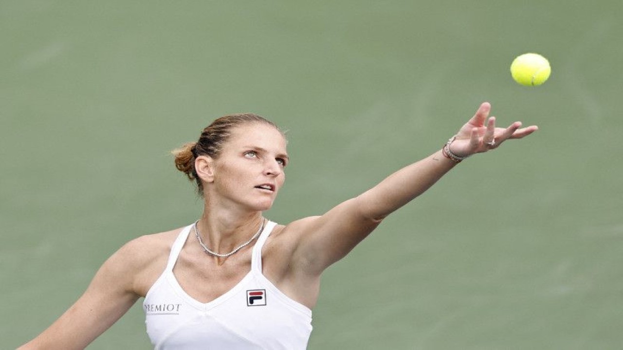Petenis Republik Ceko Karolina Pliskova melakukan servis dalam pertandingan melawan Donna Vekic asal Kroasia di San Diego Open, Barnes Tennis Center, San Diego, California, AS. (12/10/2022) (Getty Images via AFP/MICHAEL OWENS)