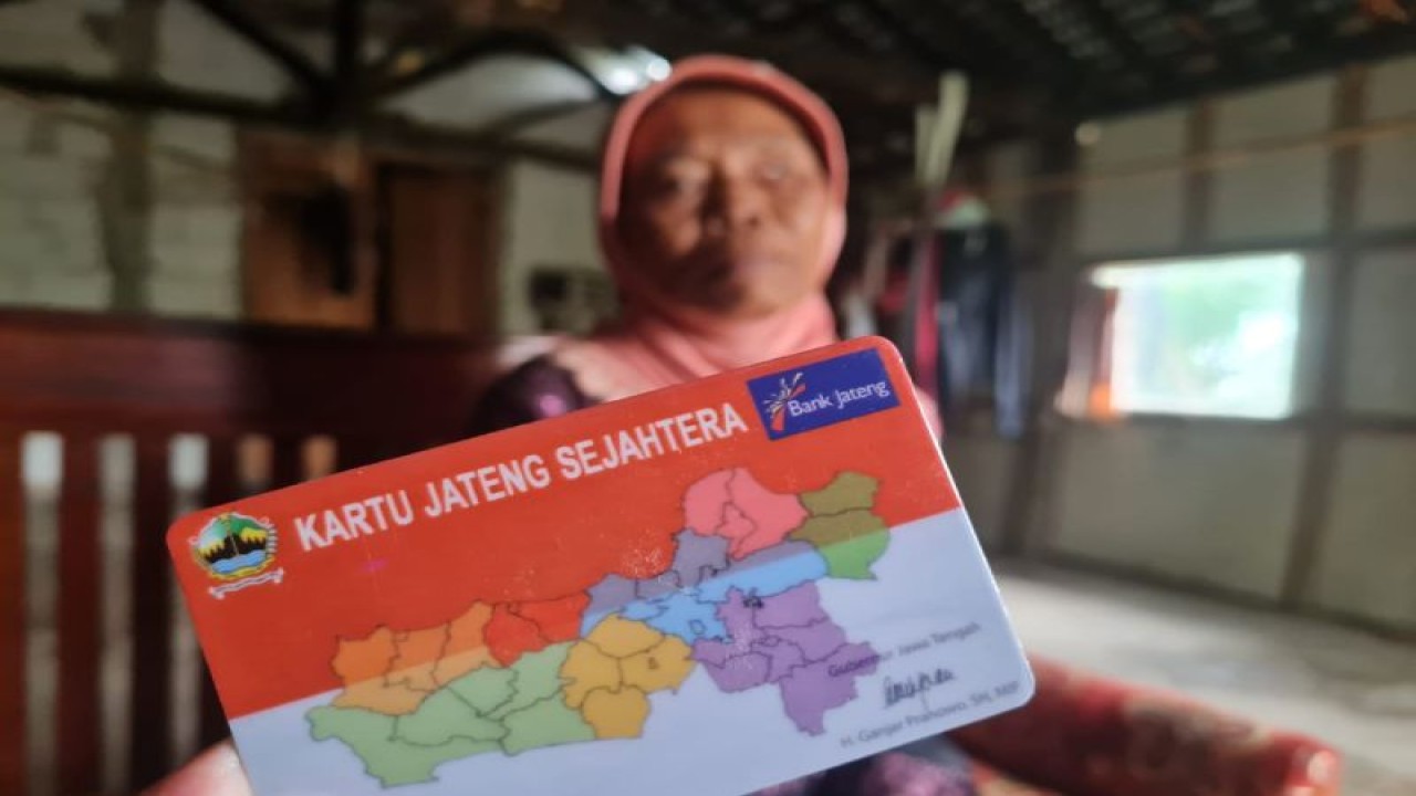 Salah seorang warga menunjukkan Kartu Jateng Sejahtera. (FOTO ANTARA/HO-Humas Pemprov Jateng)