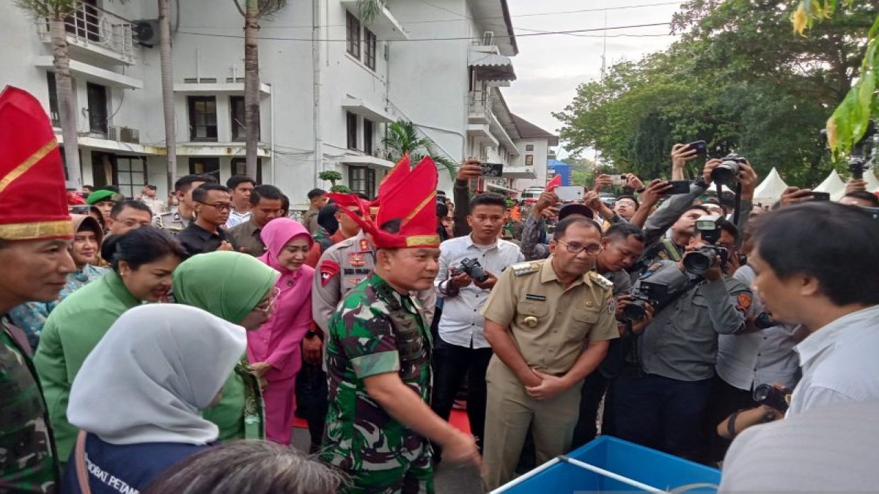 Kepala Staf Angkatan Darat (Kasad) Jenderal TNI Dudung Abdurachman didampingi Wali Kota Makassar H Ramdhan Pomanto saat mengunjungi salah satu stand pameran dari hasil karya Program Lorong Wisata, di Kota Makassar, Sulawesi Selatan (Sulsel), Rabu (11/1/2023). ANTARA/ Suriani Mappong