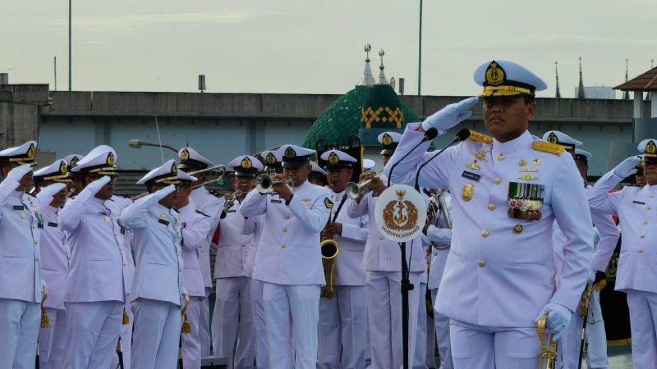 Kasal Muhammad Ali saat menjadi inspektur upacara Hari Dharma Samudera Tahun 2023 di atas geladak utama KRI Banda Aceh (593) di Markas Besar Kolinlamil, Jakarta, Senin (16/1/2023). (ANTARA/Gilang Galiartha)