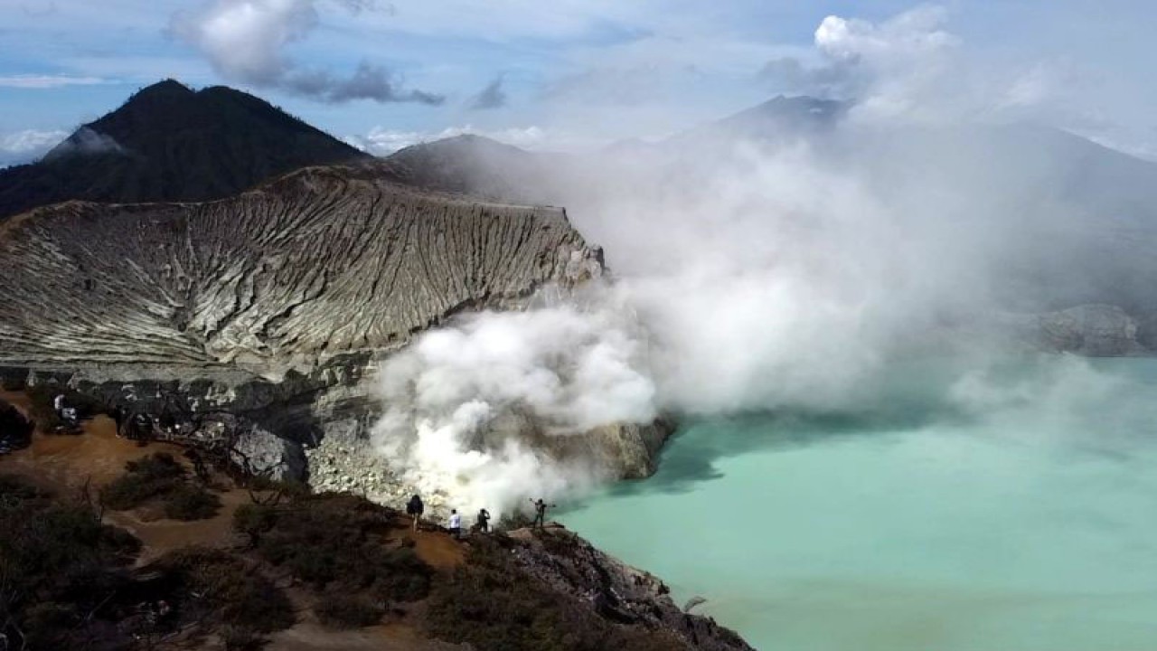 Foto udara suasana Kawah Ijen di Banyuwangi, Jawa Timur, Minggu (26/12/2021). ANTARA FOTO/Budi Candra Setya/foc. (ANTARA FOTO/BUDI CANDRA SETYA)