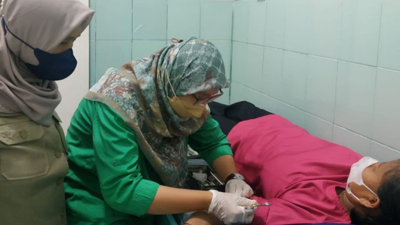 Petugas medis memasang KB implan pada lengan pasien di salah satu fasilitas kesehatan di Jakarta, Kamis (19/1/2023). ANTARA/HO-Pemprov DKI Jakarta/Dewa