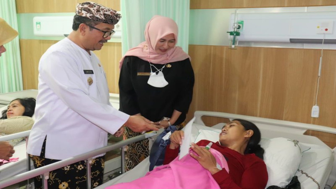 Kepala DPPKBP3A Kabupaten Cirebon Eni Suhaeni (kedua kanan) saat meninjau pelaksanaan KB jangka panjang di Cirebon. (ANTARA/HO-Humas)