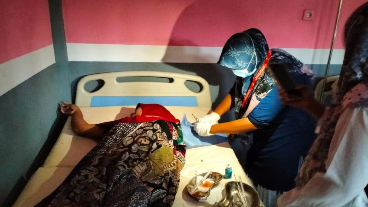 Seorang ibu sedang mengikuti program KB yang diselenggarakan BKKBN bersama bidan. (ANTARA/HO-BKKBN)