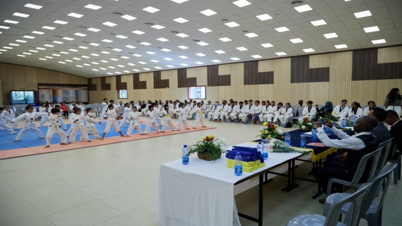 Kedutaan Besar RI di Nairobi membuka perguruan pencak silat di sekolah umum Kenya Brahma Sabha di kota Nairobi, Kenya pada Senin (16/1/2023). (ANTARA/HO-KBRI Nairobi)