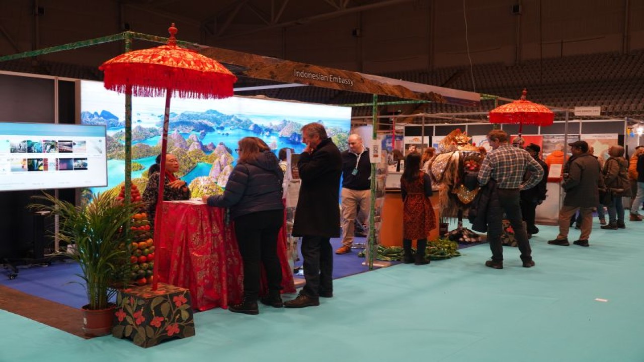 Booth Indonesia ramai dikunjungi calon wisatawan Norwegia dalam acara "Explore the World Travel Expo" yang berlangsung pada 14-15 Januari 2023 di Telenor Arena, Oslo, Norwegia. (ANTARA/HO-KBRI Oslo)