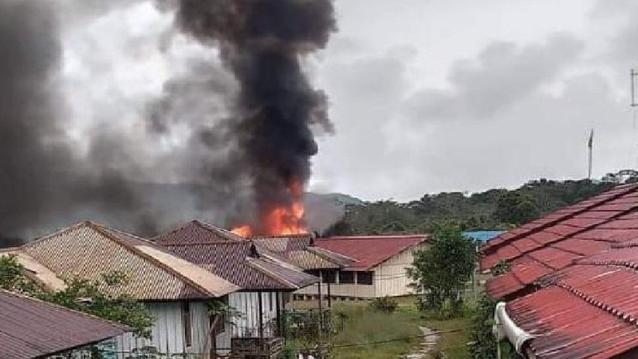 KSB pimpinan Nason Mimin bakar SMKN 1 Oksibil. (ANTARA/HO/Humas Polda Papua)