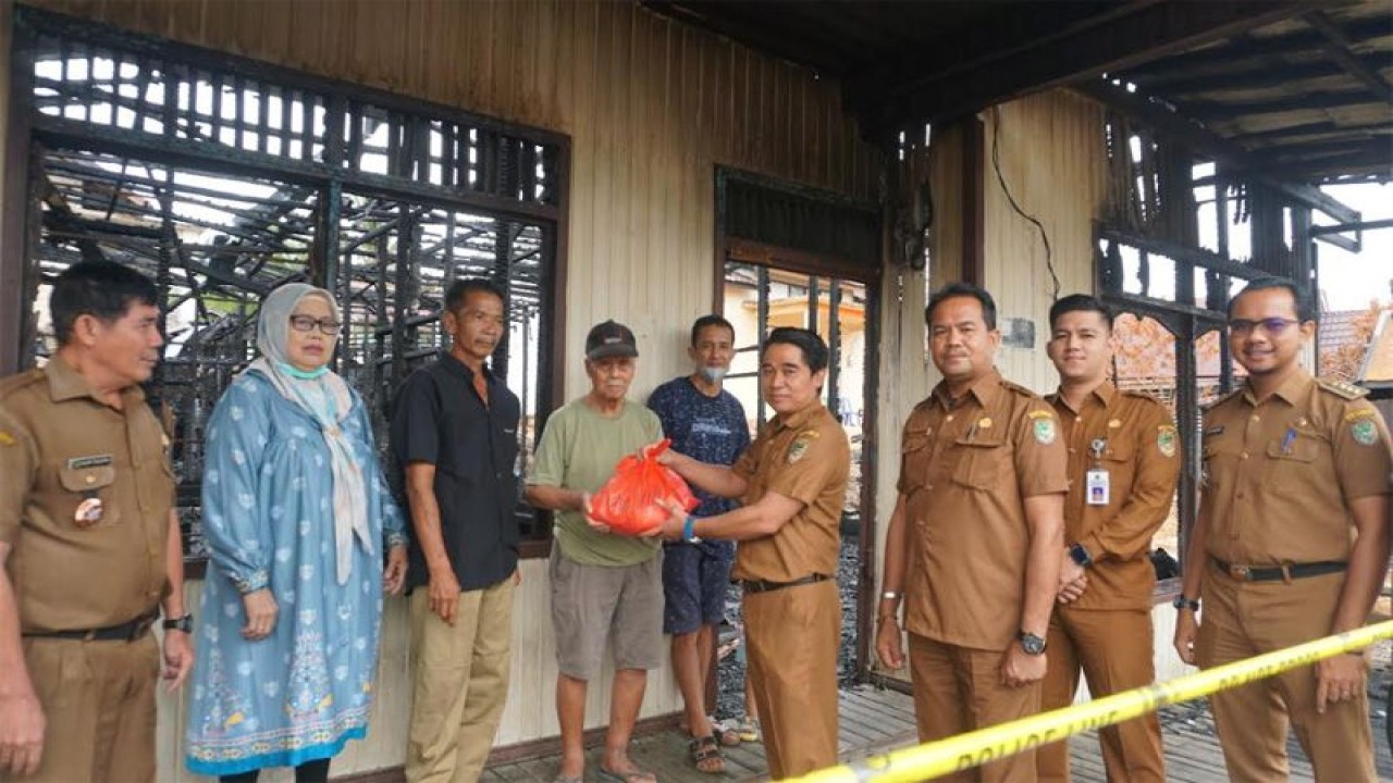 Plt Kepala BPBD Barito Utara Simamoraturahman didampingi Asisten Sekda H Gazali, Camat Teweh Tengah Jati Prayogo beserta Sekretaris Camat (Sekcam) Teweh Tengah Redy Wahyu Nugraha, Plt Lurah Melayu, dan Kabid Kedaruratan dan Logistik BPBD Rizali Hadi menyerahkan bantuan untuk kebakaran di Jalan Merak, Selasa (10/1/2023).ANTARA/HO-Dinas Kominfosandi Barut