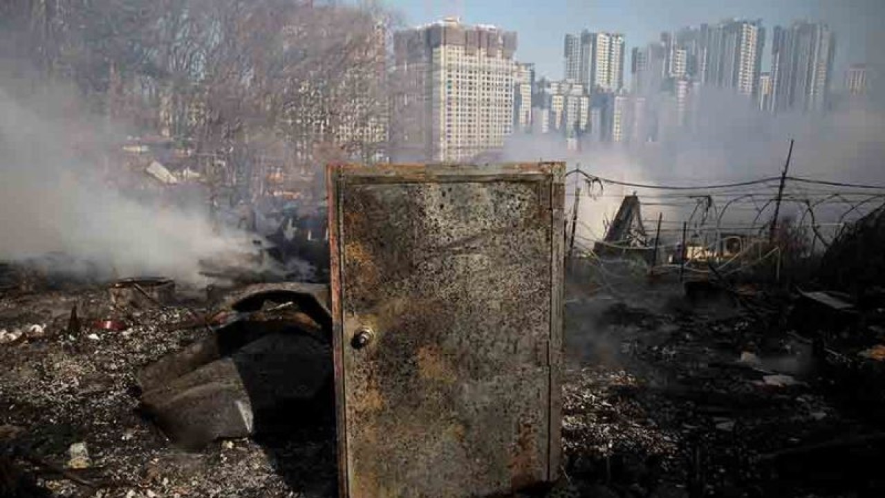 Sebuah pintu berdiri di antara puing-puing di lokasi kebakaran Desa Guryong, daerah kumuh terakhir di distrik mewah Gangnam, Seoul, Korea Selatan, Jumat (20/1/2023). Sebanyak 40 rumah dilaporkan ludes terbakar dalam peristiwa tersebut. ANTARA FOTO/REUTERS/Kim Hong-Ji/rwa.