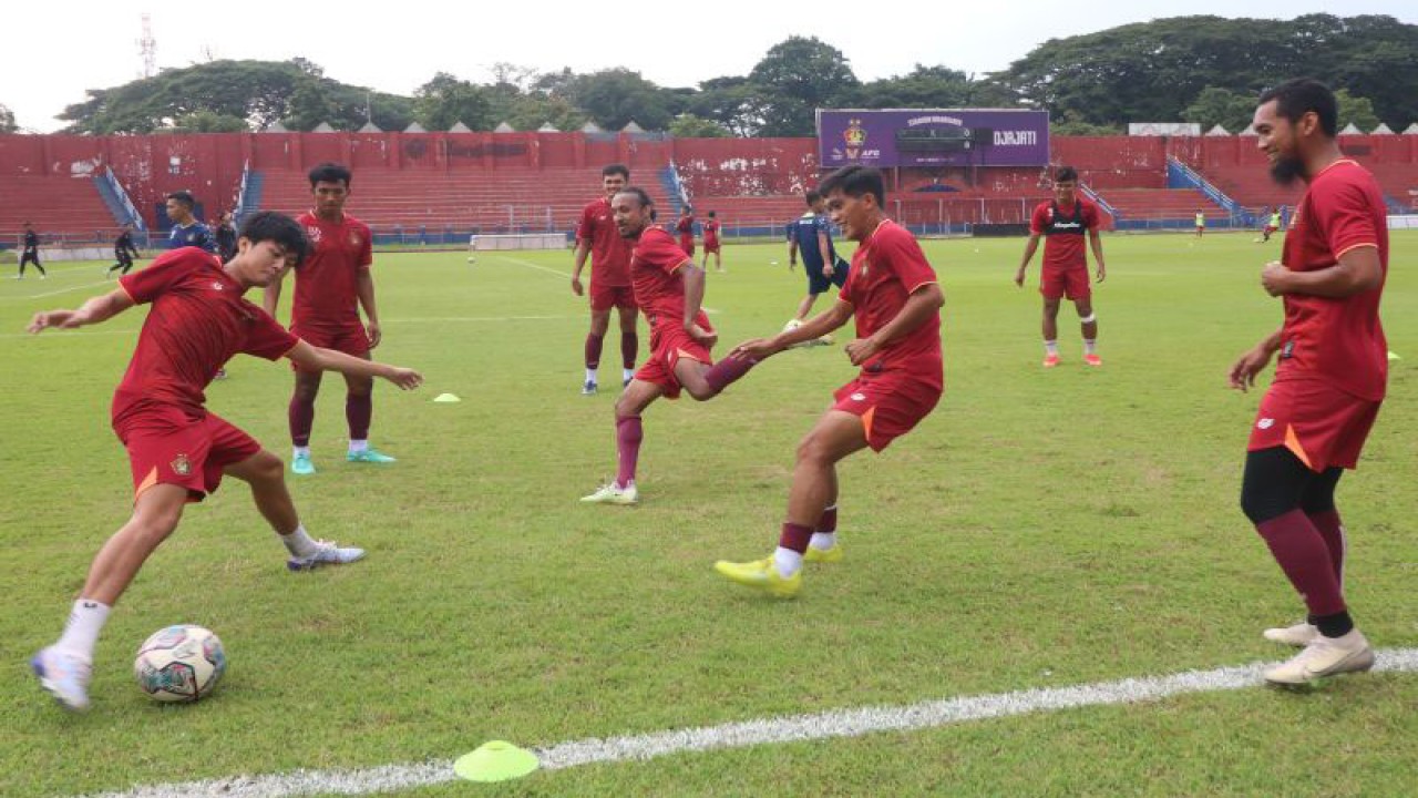 Sejumlah pesepak bola Persik Kediri melakukan latihan di Stadion Brawijaya, Kota Kediri, Jawa Timur, Sabtu (14/1/2023). ANTARA FOTO/Prasetia Fauzani/foc.