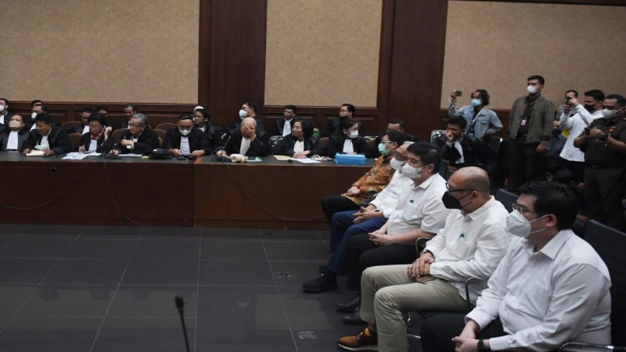 Terdakwa kasus korupsi persetujuan ekspor minyak sawit mentah (CPO) termasuk minyak goreng (kanan ke kiri) Stanley MA, Pierre Togar Sitanggang, Weibinanto Halimdjati alias Lin Che Wei, Master Parulian Tumanggor, dan Indra Sari Wisnu Wardhana menjalani sidang dengan agenda pembacaan putusan, di Pengadilan Tindak Pidana Korupsi (Tipikor) Jakarta, Rabu (4/1/2023). ANTARA FOTO/Hafidz Mubarak A/hp.
