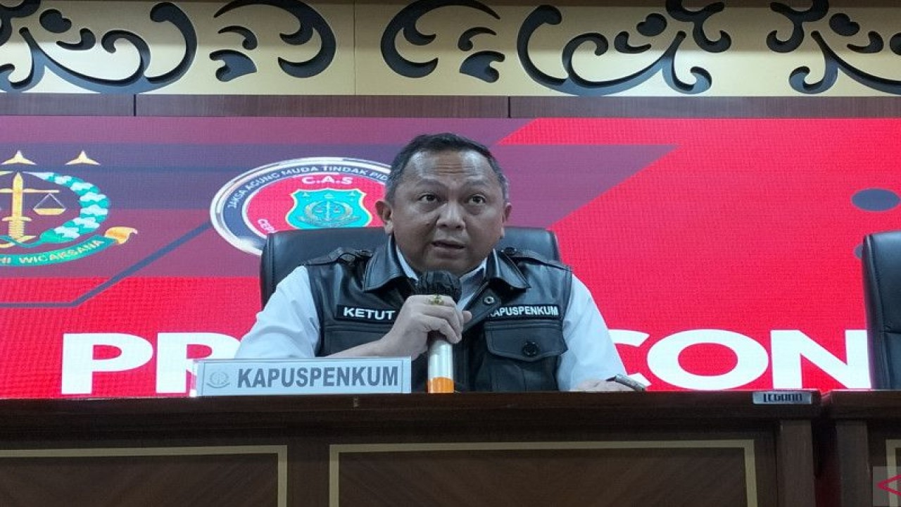 Kepala Pusat Penerangan Hukum (Kapuspenkum) Kejagung I Ketut Sumedana memberikan penjelasan terkait tuntutan JPU dalam kasus pembunuhan berencana Brigadir J di Jakarta, Kamis, (ANTARA/Muhammad Zulfikar).