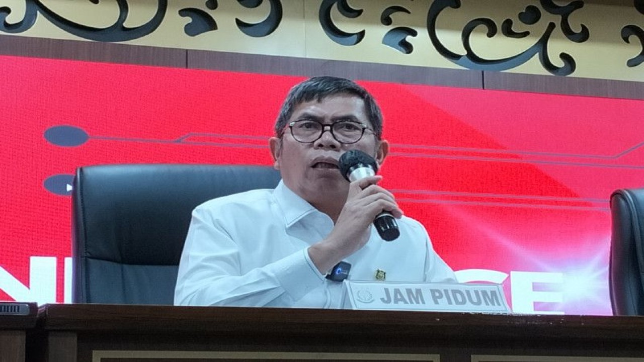 Jaksa Agung Muda Tindak Pidana Umum (Jampidum) Kejagung Fadil Zumhana memberikan penjelasan kepada pers di Jakarta, Kamis, (ANTARA/Muhammad Zulfikar).