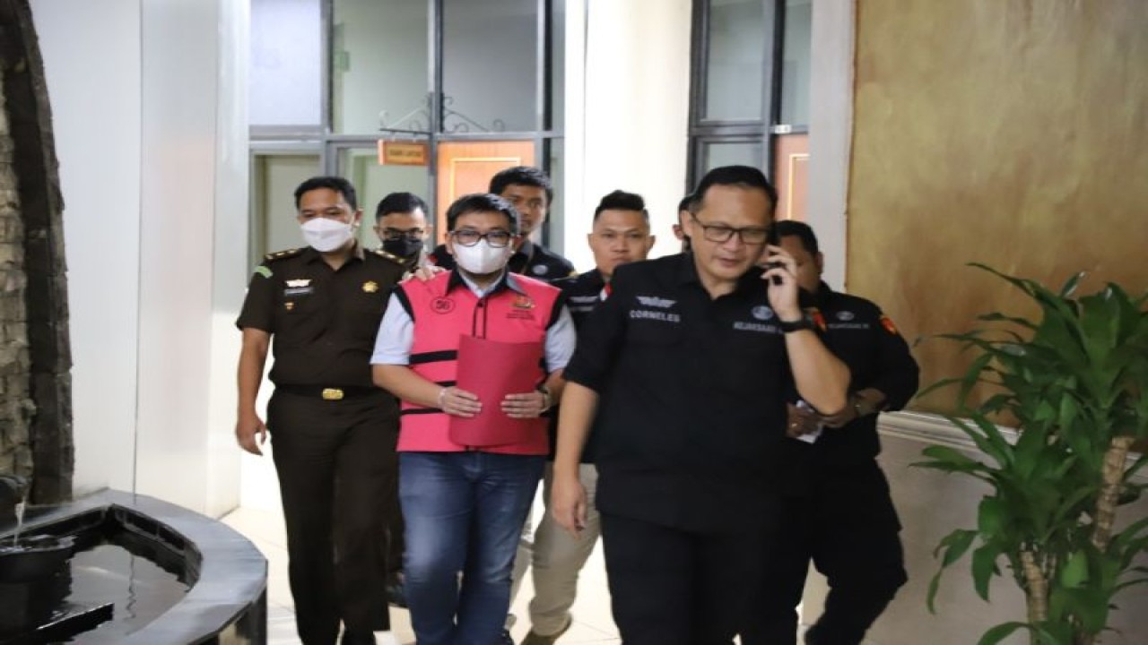 Tersangka perkara penyediaan infrastruktur base transceiver station atau BTS di Kementerian Komunikasi dan Informatika (Kominfo) berinisial MA, selaku Account Director PT Huawei Tech Investment (PT HWI) keluar dari Gedung Bundar Kejaksaan Agung untuk dilakukan penahanan di Rutan Salemba Cabang Kejaksaan Agung, Selasa (24/1/2023). (ANTARA/HO-Puspenkum Kejagung)