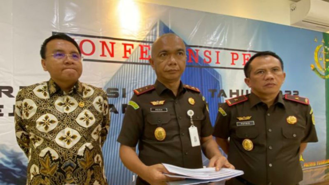 Kepala Kejaksaan Tinggi DKI Jakarta Reda Manthovani (tengah) bersama jajarannya memberikan keterangan kepada media, Jakarta, Kamis (29/12/2022). ANTARA/Luthfia Miranda Putri
