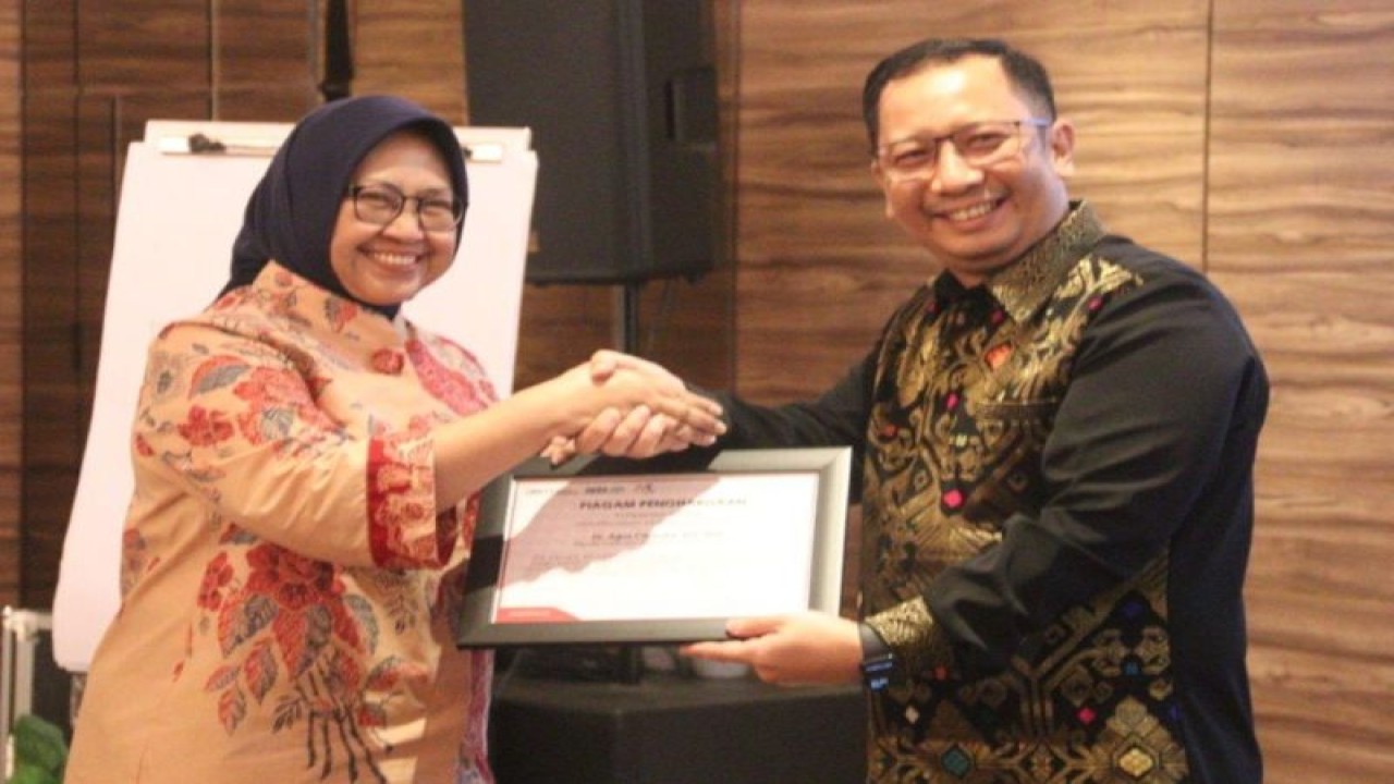 Kepala Kejaksaan Negeri (Kejari) Penajam Paser Utara Agus Chandra (kanan) menerima penghargaan atas bantuan hukum yang diberikan, dari Chief Legal Counsel PT Pertamina (Persero) Cahyaning Nuratih Widowati, Kamis (12/1/2023). ANTARA/HO