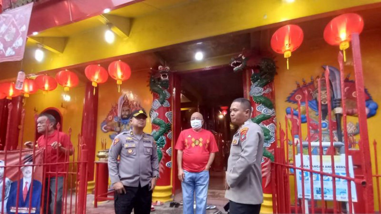 Kabag Ops Polresta Pangkalpinang Kompol Toni Susanto (dua kiri) saat meninjau pengamanan Hari Raya Imlek di Kelenteng Kwan Tie Miau Pangkalpinang, Sabtu (21/1/2023). (ANTARA/Aprionis)