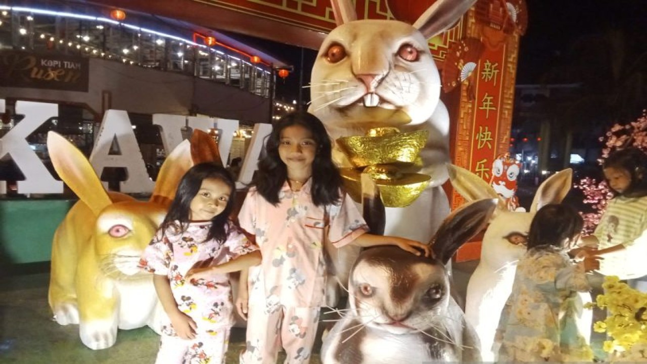 Masyarakat singkawang berfoto pada replika kelinci yang di buat oleh Panitia Imlek dan Cap Go Meh Singkawang (ANTARA/Rudi)