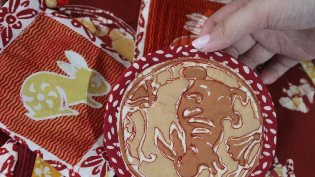 Perajin menata dompet yang dibuat dari kain batik motif shio untuk dijual sebagai bingkisan Imlek di rumah produksi Batik Shio, Purwantoro, Malang, Jawa Timur, Senin (16/1/2023). . ANTARA FOTO/Ari Bowo Sucipto/rwa. (ARI BOWO SUCIPTO/ARI BOWO SUCIPTO)