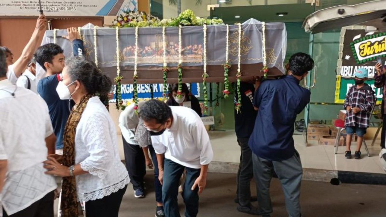 Keluarga Angela Hindriati Wahyuningsih melakukan tradisi "brobosan" di RS Polri Kramat Jati, Jakarta, Kamis (12/1/2023). ANTARA/Yogi Rachman