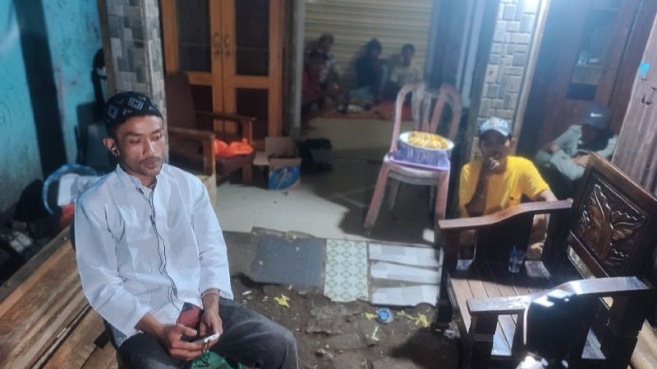 Ayah korban MFS, Karmin, saat diwawancarai stasiun televisi di rumah duka, Jalan Batua Raya, Lorong 9, Kecamatan Panakukang, Makassar, Sulawesi Selatan. ANTARA/Darwin Fatir.