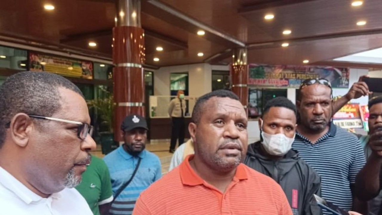 Adik Lukas Enembe, Elius Enembe, mengunjungi Paviliun Kartika, RSPAD Gatot Soebroto, Jakarta Pusat, Rabu (18/1/2023). ANTARA/Dokumentasi Pribadi