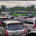 Kemacetan panjang di pintu keluar Tol Sentul Barat, Kabupaten Bogor, Jawa Barat, Selasa (17/1/2023). (ANTARA/M Fikri Setiawan)-1673930012