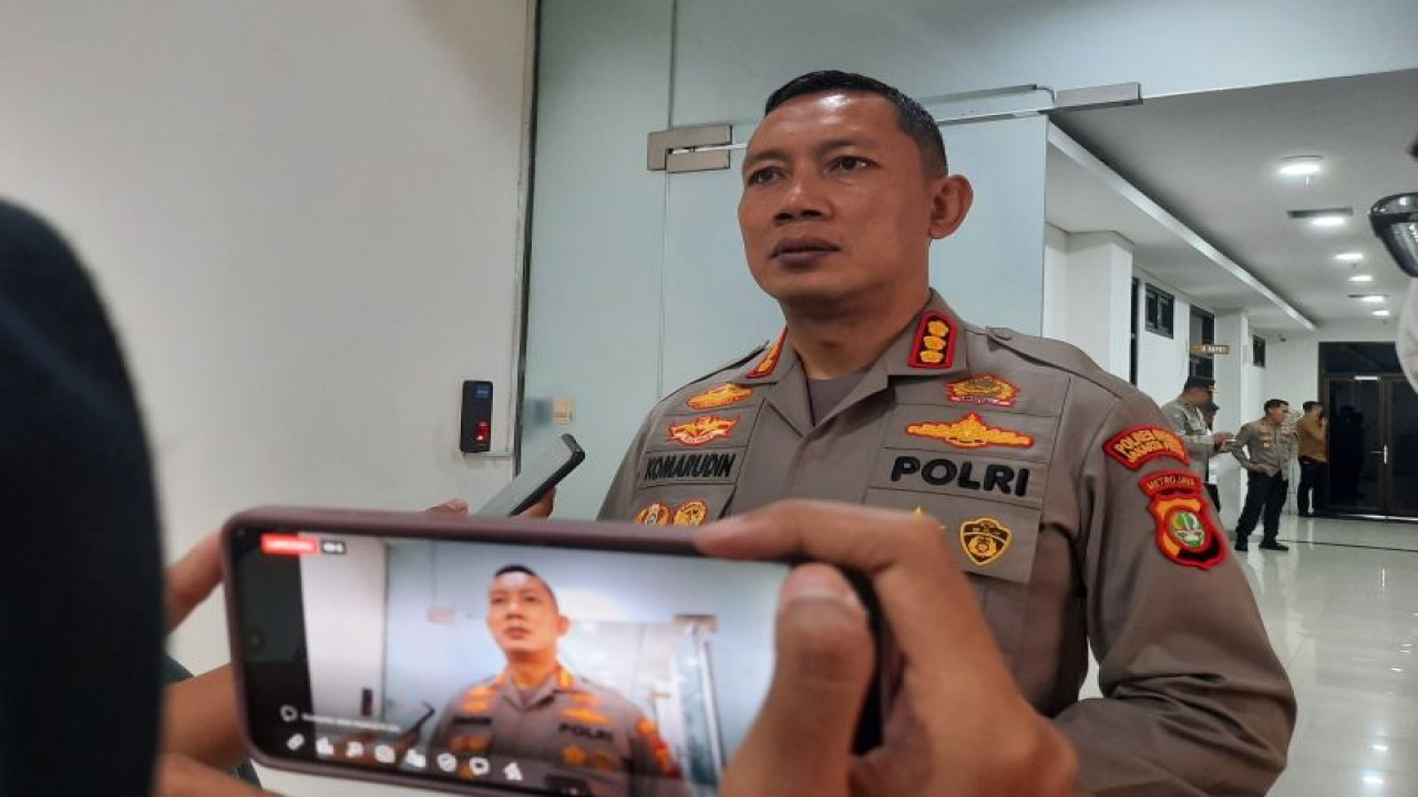 Kapolres Metro Jakarta Pusat Kombes Polisi Komarudin saat ditemui awak media di Polres Metro Jakarta Pusat, di Kemayoran, Senin (21/11/2022). ANTARA/Ulfa Jainita