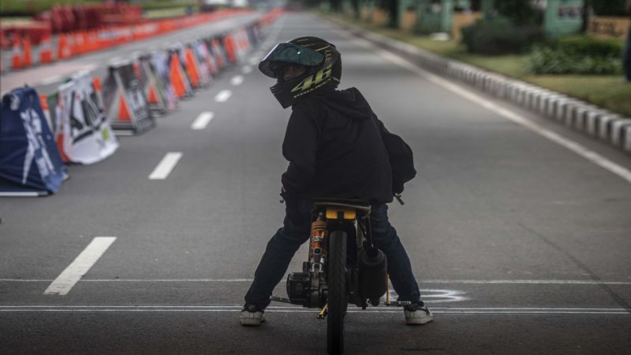 Peserta bersiap melakukan start dalam Street Race Polda Metro Jaya di Jalan Benyamin Sueb, Kemayoran, Jakarta, Jumat (27/1/2023). ANTARA FOTO/Aprillio Akbar/hp.