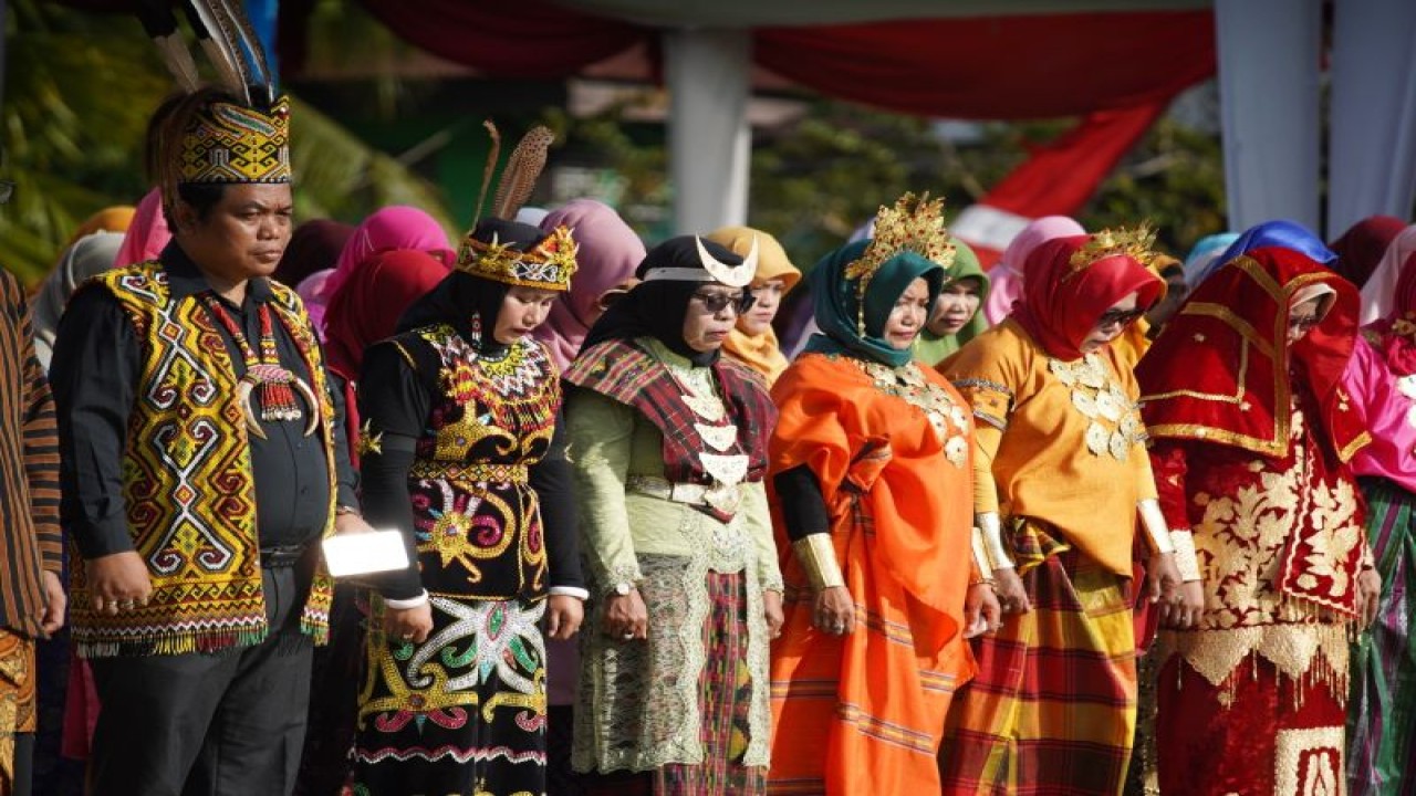 Para peserta upacara peringatan Hari Amal Bakti ke-77 Kemenag di Kota Pontianak berpakaian adat daerah. (ANTARA/HO-Jimi)