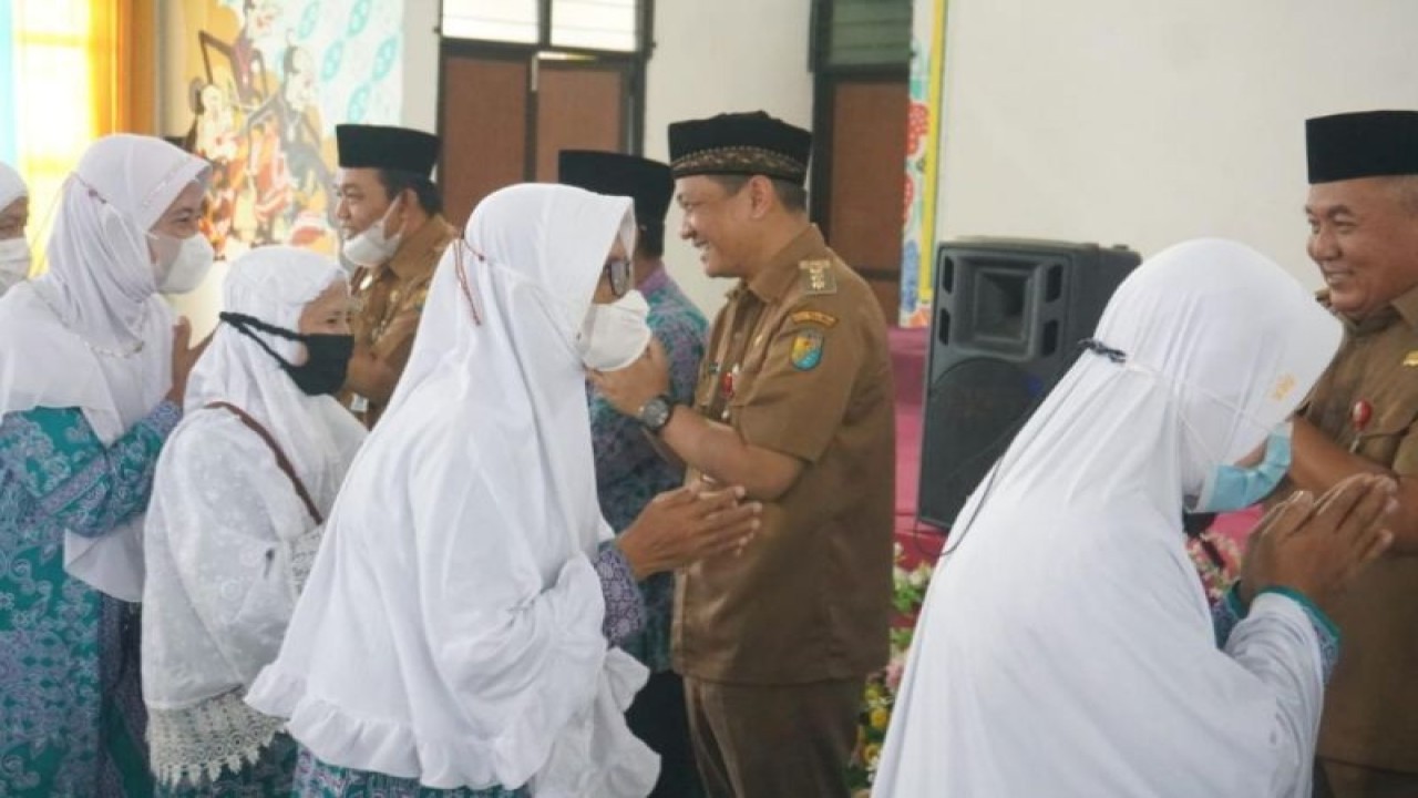 Para calon haji asal Kota Pekalongan, Jateng, sedang berpamitan dengan Wali Kota Pekalongan Afzan Arslan Djunaid dan Wakil Wali Kota Pekalongan Salahudin pada pemberangkatan calhaj tahun 2022. (FOTO ANTARA/HO-Humas Kota Pekalongan)