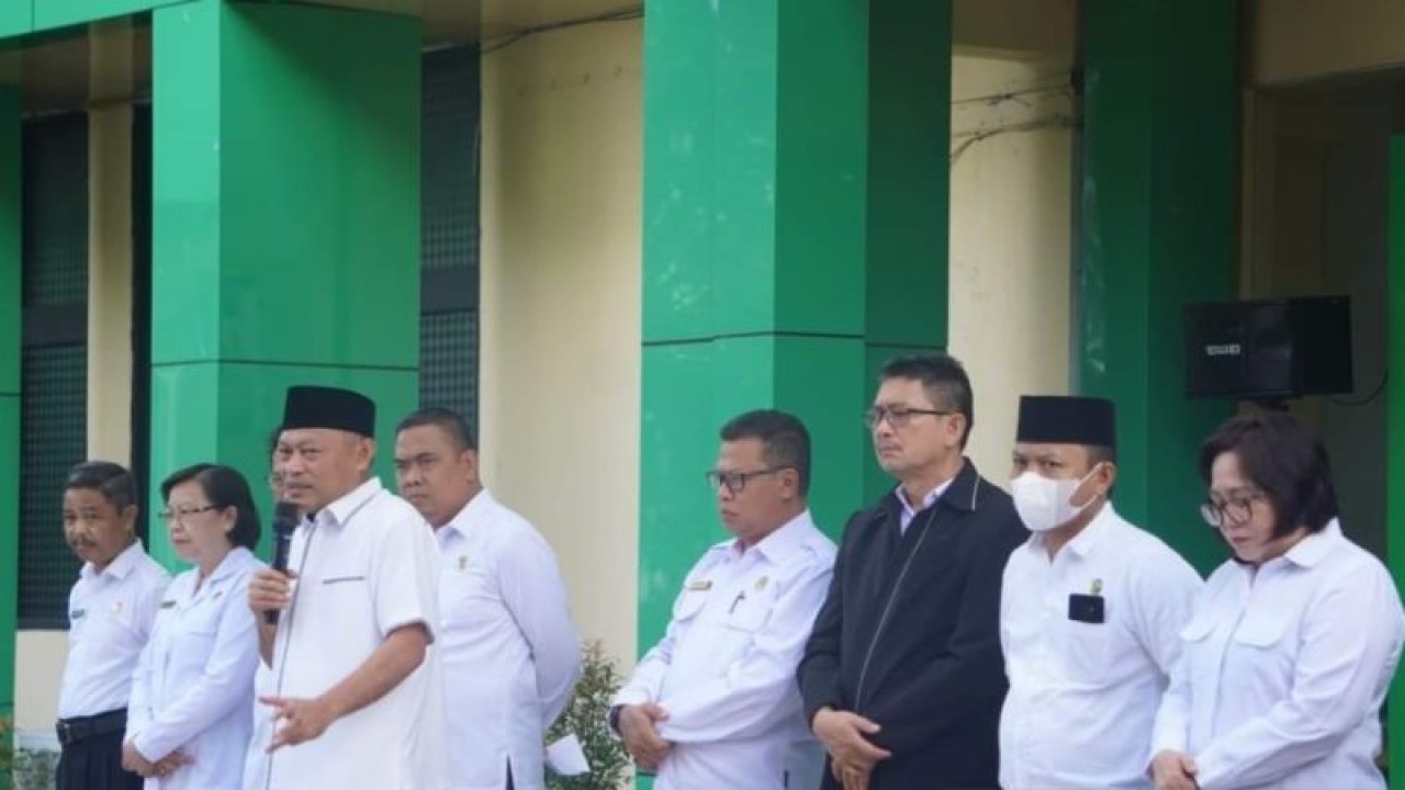 Kemenag Sulut H Sarbin Sehe, saat memberikan arahan, di Manado, Senin (30/1/2023). ANTARA/Nancy L Tigauw. (1)