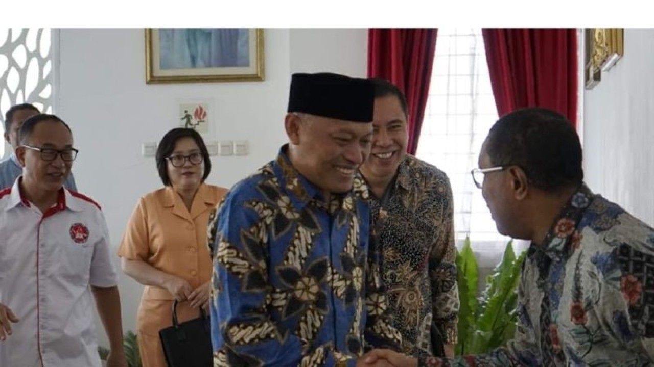 Kakanwil Kemenag Sulut Sarbin Sehe mengunjungi pimpinan dan pengurus Gereja Masehi Advent Hari Ketujuh (GMAHK) di Kantor Pusat GMAHK Uni Konferens Indonesia Kawasan Timur, Jalan Sarapung, Kota Manado dan disambut langsung Ketuanya Pdt Samuel Yotam Bindosano, di Manado, Sabtu (14/1/2023). ANTARA/Nancy L Tigauw. (1)